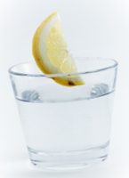 TOP-10 продуктов от похмелья - Лимонная вода